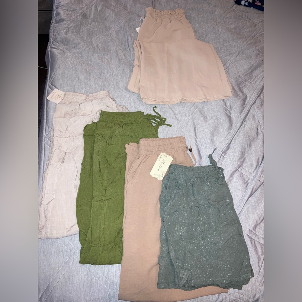 4 wide leg pants and 1 pair of shorts. Never worn, just wrinkled.